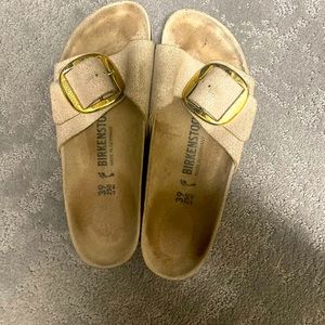gold big buckle birkenstock size 39 (8-9)